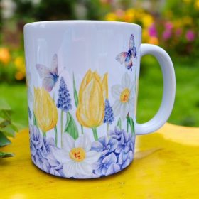 Bögre tavaszi virágokkal