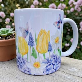 Bögre tavaszi virágokkal