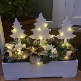   BETÉT100.Karácsonyi virágláda betét fehér fenyőfákkal, LED világítással, 40 cm-es