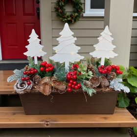   BETÉT110.Karácsonyi virágláda betét fehér fenyőfákkal, piros bogyókkal, LED világítással, 40 cm-es