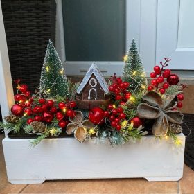   BETÉT113.Karácsonyi virágláda betét Mézeskalács házikóval, LED világítással -  40 cm-es