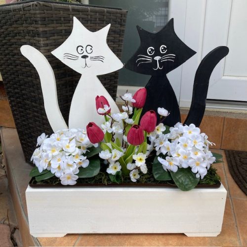 BETÉT30.Tavaszi virágláda betét bordó tulipánnal, fehér ibolyával