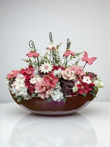 Asztaldísz bordó kerámia virágokkal nagy csónak kaspóban