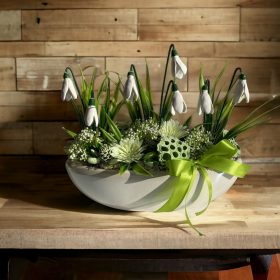 Asztaldísz kerámia hóvirágokkal csónak kaspóban