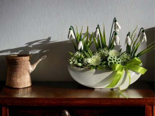 Asztaldísz kerámia hóvirágokkal csónak kaspóban