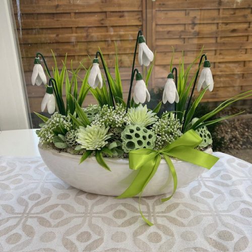 Asztaldísz kerámia hóvirágokkal csónak kaspóban