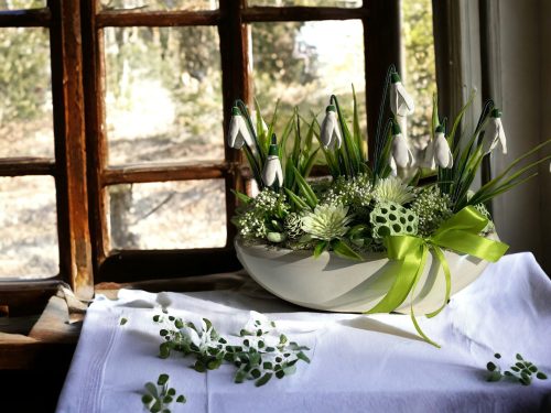 Asztaldísz kerámia hóvirágokkal csónak kaspóban