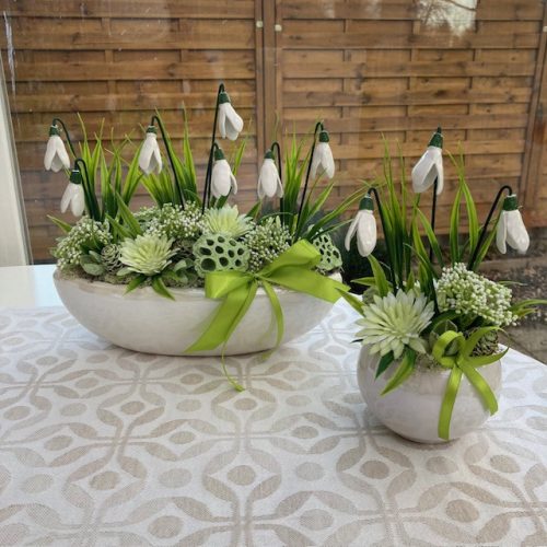 Asztaldísz kerámia hóvirágokkal csónak kaspóban