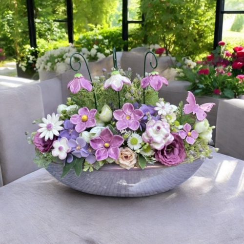 Asztaldísz lila kerámia virágokkal nagy csónak kaspóban