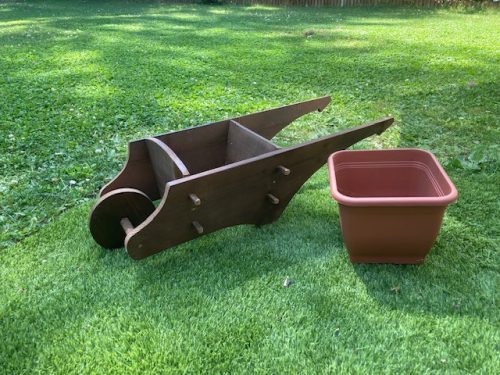 Szett 23. Fa talicska ültető betéttel + gyertyalámpás virágláda  - sötét barna