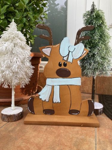 Kézzel festett fa Rénszarvas figura – lány (39×29 cm)