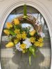 Tavaszi ajtódísz sárga tulipánokkal és nárcisszal, 25 cm