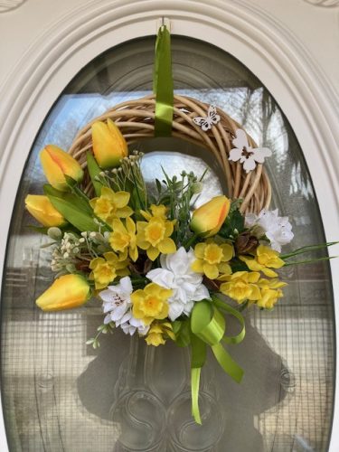 Tavaszi ajtódísz sárga tulipánokkal és nárcisszal, 25 cm