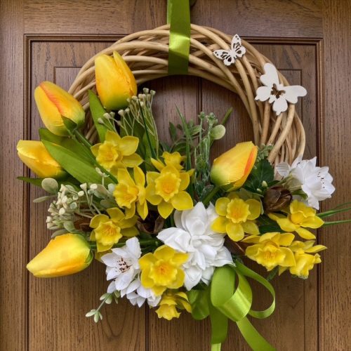 Tavaszi ajtódísz sárga tulipánokkal és nárcisszal, 25 cm