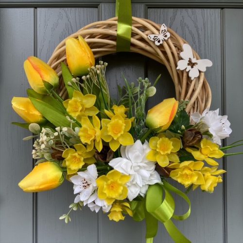 Tavaszi ajtódísz sárga tulipánokkal és nárcisszal, 25 cm