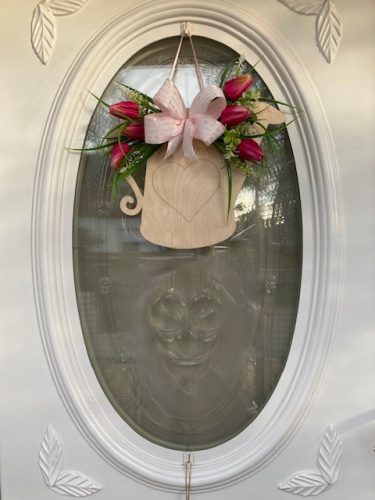 Tavaszi ajtódísz tulipánnal