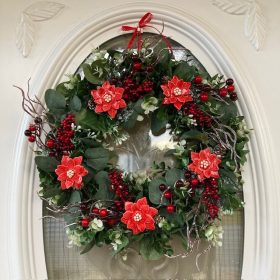 Kerámia mikulásvirágokkal díszített ajtódísz, 45 cm