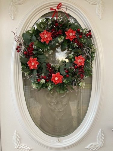 Kerámia mikulásvirágokkal díszített ajtódísz, 45 cm