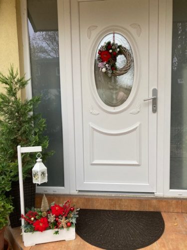 Exclusive Karácsonyi ajtódísz, Mikulásvirágokkal - 35 cm