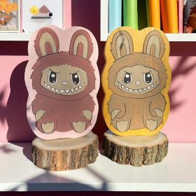 Labubu figura fából, kézzel festett