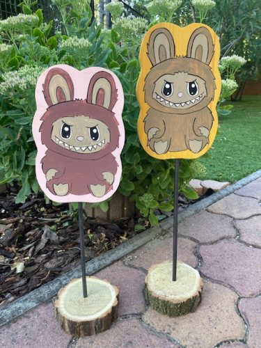 Labubu figura fából, kézzel festett