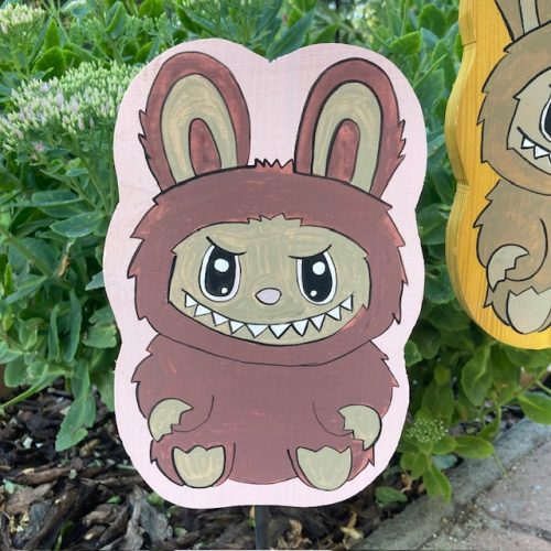 Labubu figura fából, kézzel festett