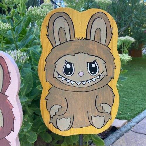 Labubu figura fából, kézzel festett