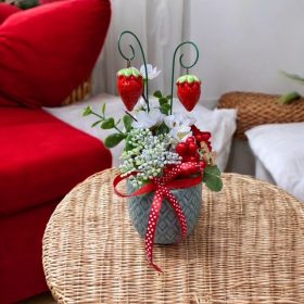 Asztaldísz kerámia eperrel 