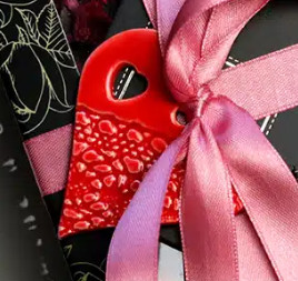 Kerámia SZÍV csipke mintával - piros