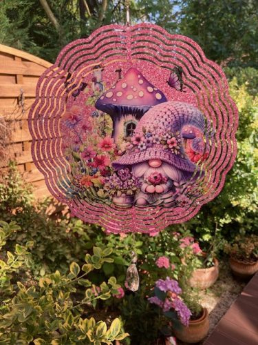 Szélforgó lila manóval és gombaházzal