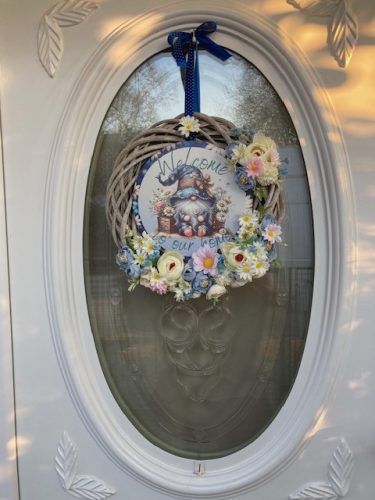 Ajtódísz tavaszi manóval, 30 cm - kék