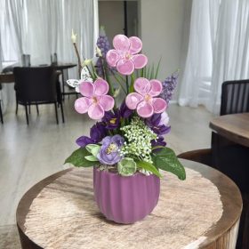 Tavaszi asztaldísz kerámia ibolyával II.