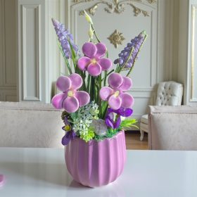 Tavaszi asztaldísz kerámia ibolyával 