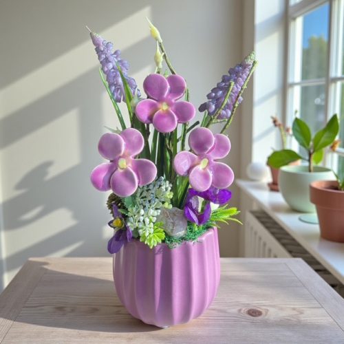 Tavaszi asztaldísz kerámia ibolyával 