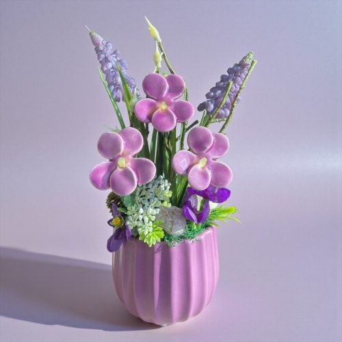 Tavaszi asztaldísz kerámia ibolyával 