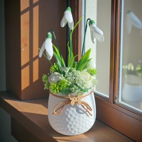 Hóvirágok fehér kaspóban