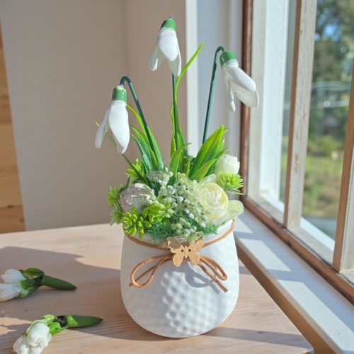 Hóvirágok fehér kaspóban