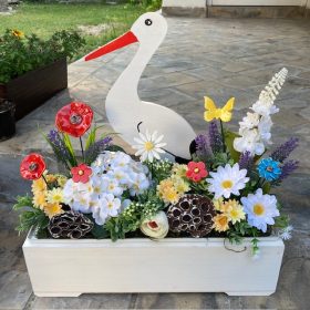 Virágláda gólyával, kerámia virágos dekorációval