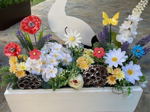 Virágláda gólyával, kerámia virágos dekorációval