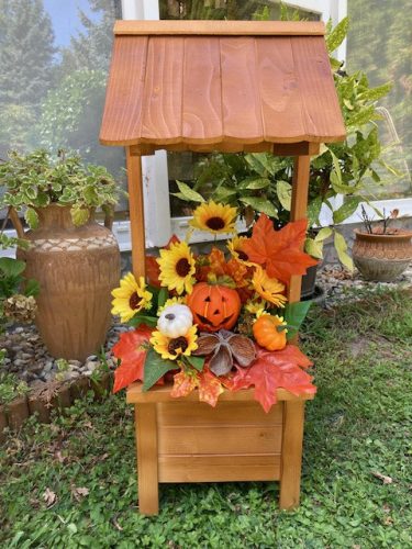 Őszi dekoráció: ültető betétes kút őszi dekorációval